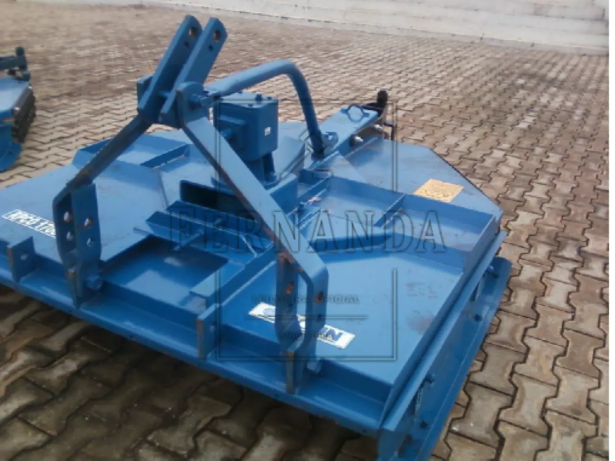 LOTE 009 - Roçadeira agrícola 1700 com rodas guias, cor azul. Ano fabricação 2014. Patrimônio 2664. Avaliada em R$ 2.692,80.