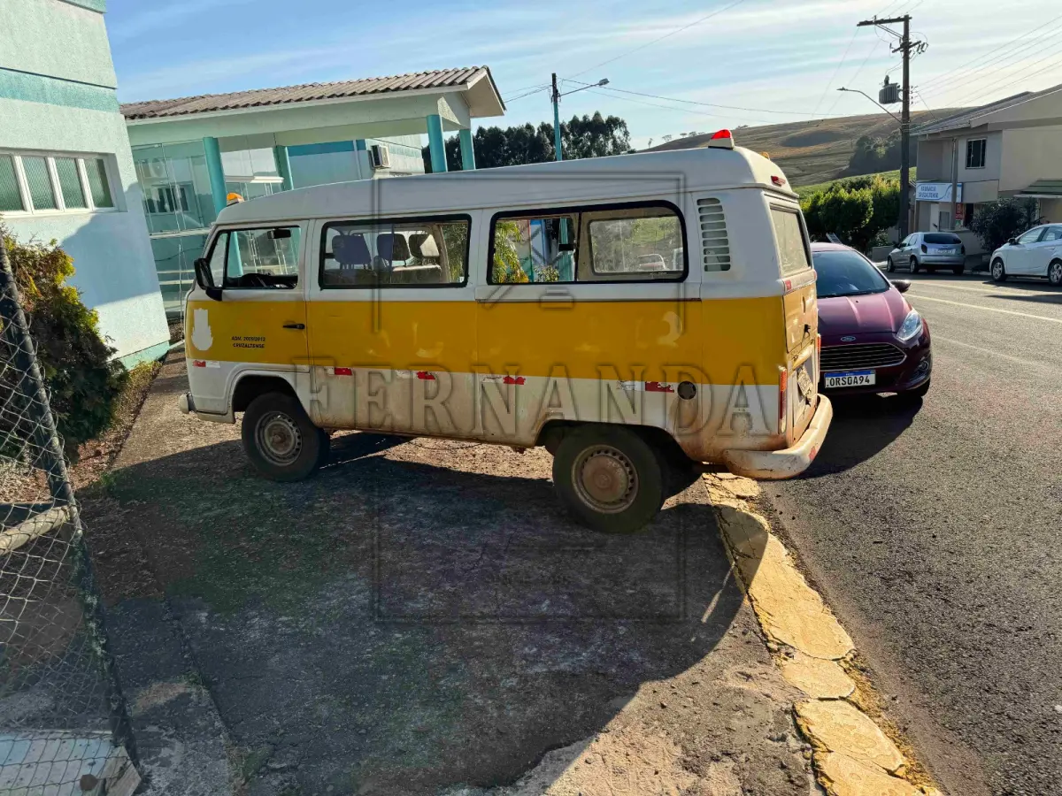 LOTE 005 - Veículo marca Volkswagem, modelo Kombi Escolar, ano 2011, modelo 2012, cor branca, combustível álcool/gasolina, placas ISK-5055