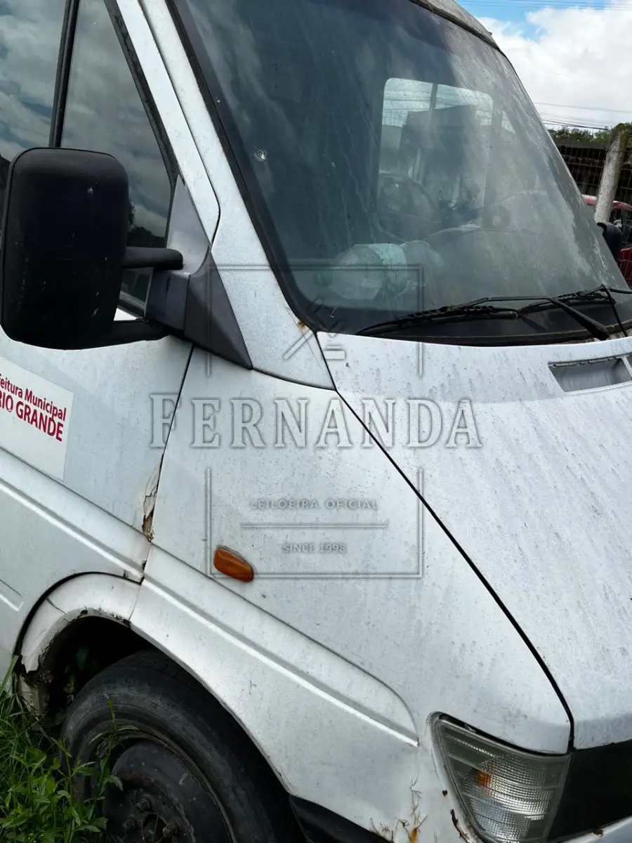 LOTE 009 - 310 D SPRINTER F AMBULÂNCIA MERCEDES BENZ, ANO/MODELO 1997/1997, PLACA IHA5131. AVALIADO EM R$ 1.700,00.