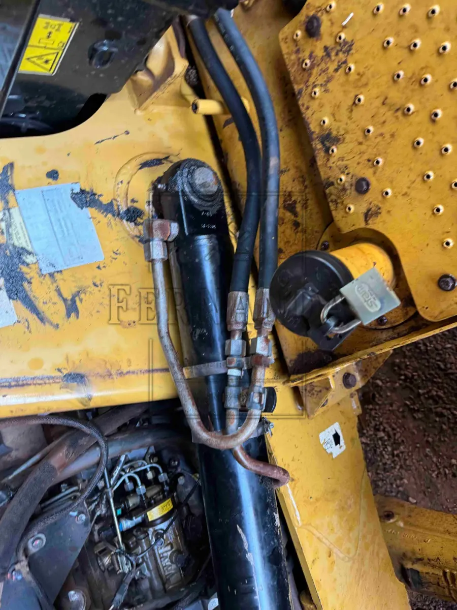 LOTE 006 - Retroescavadeira, marca Caterpillar, modelo 416E, ano 2014.