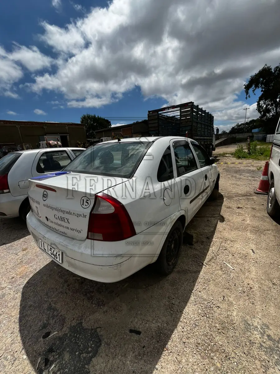 LOTE 015 - CHEVROLET CORSA SEDAN, ANO/MODELO 2003, PLACA ILI5461. AVALIADO EM R$ 1.100,00
