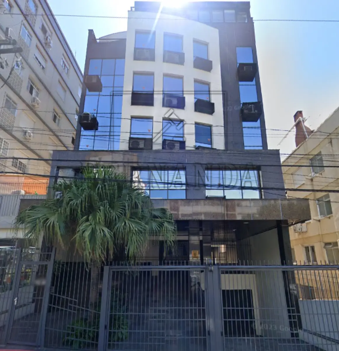 LOTE 002 - O conjunto nº 503 do Edifício Comercial American Center, situado na Avenida Getúlio Vargas, nº 379.  Matrícula n° 35.526. Avaliado em R$ 380.000,00. 1°Leilão. Imóvel Ocupado