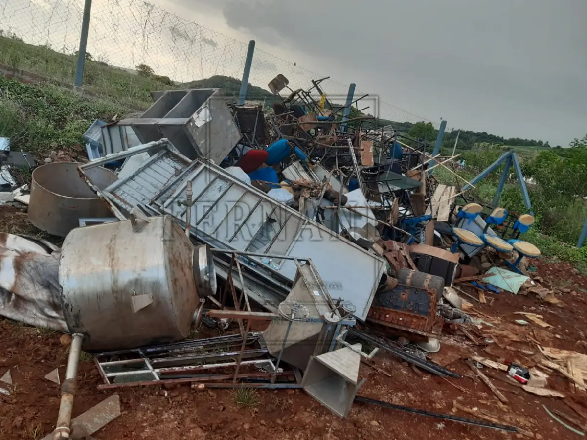 LOTE 004 - Lote sucata de eletrônico e metálico. Avaliado em R$ 100,00.