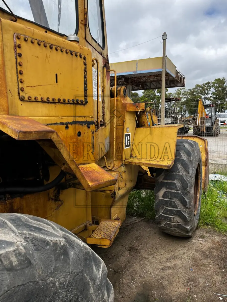 LOTE 001 - TRATOR DE RODAS, M.A./ CATERPILLAR, ESPÉCIE TRAÇÃO, ANO/MODELO 1982/1982, PLACA IJK2824. AVALIADO EM R$ 17.000,00.