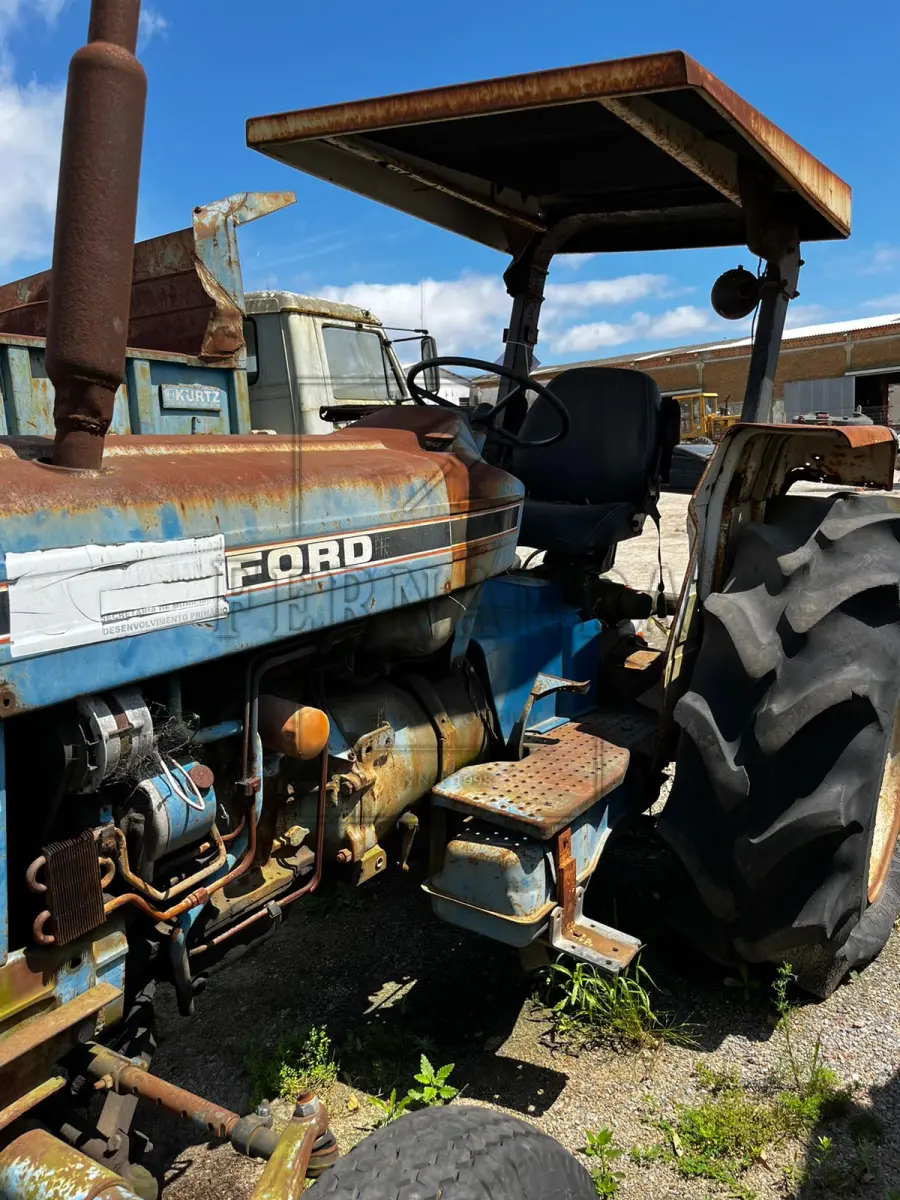 LOTE 021 - TRATOR FORD M.A 4610, PLACA IFX0131. AVALIADO EM R$ 1.100,00.
