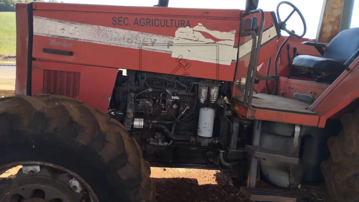 LOTE 001 - Trator Massey Ferguson 650, ano 1997, motor Perkins 6 cilindros turbo 138 cv. Avaliado em R$ 56.210,00.
