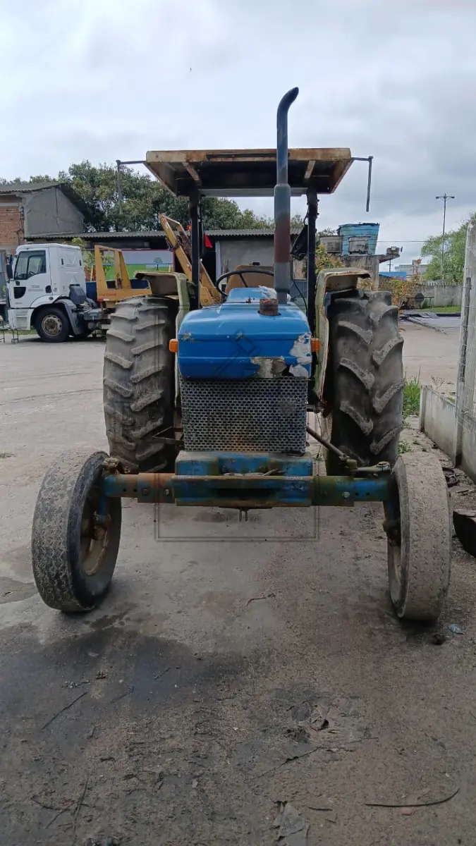 LOTE 022 - TRATOR AGRICOLA FORD HC9627, N° PATRIMÔNIO 16854 / 00215. AVALIADO EM R$ 3.500,00.