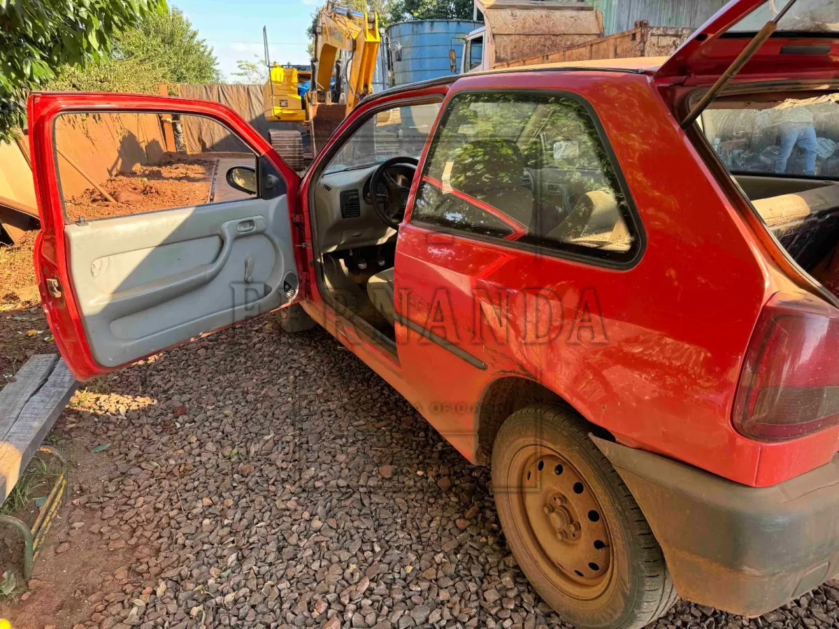 LOTE 004 - Veículo marca Volkswagem, modelo Gol Special 100, chassi 9BWCA05Y12T056058, cor vermelha, ano 2001, modelo 2002,, placas AJC-1225