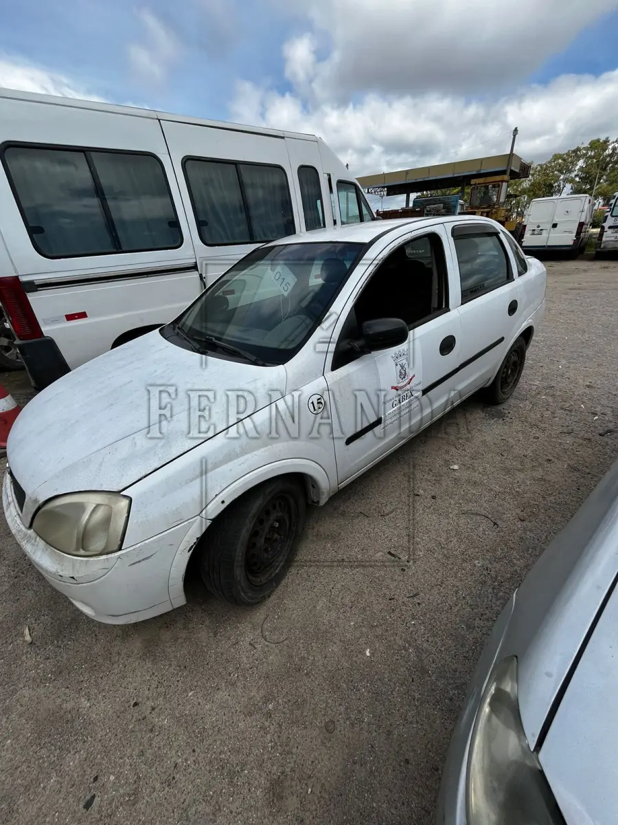 LOTE 015 - CHEVROLET CORSA SEDAN, ANO/MODELO 2003, PLACA ILI5461. AVALIADO EM R$ 1.100,00