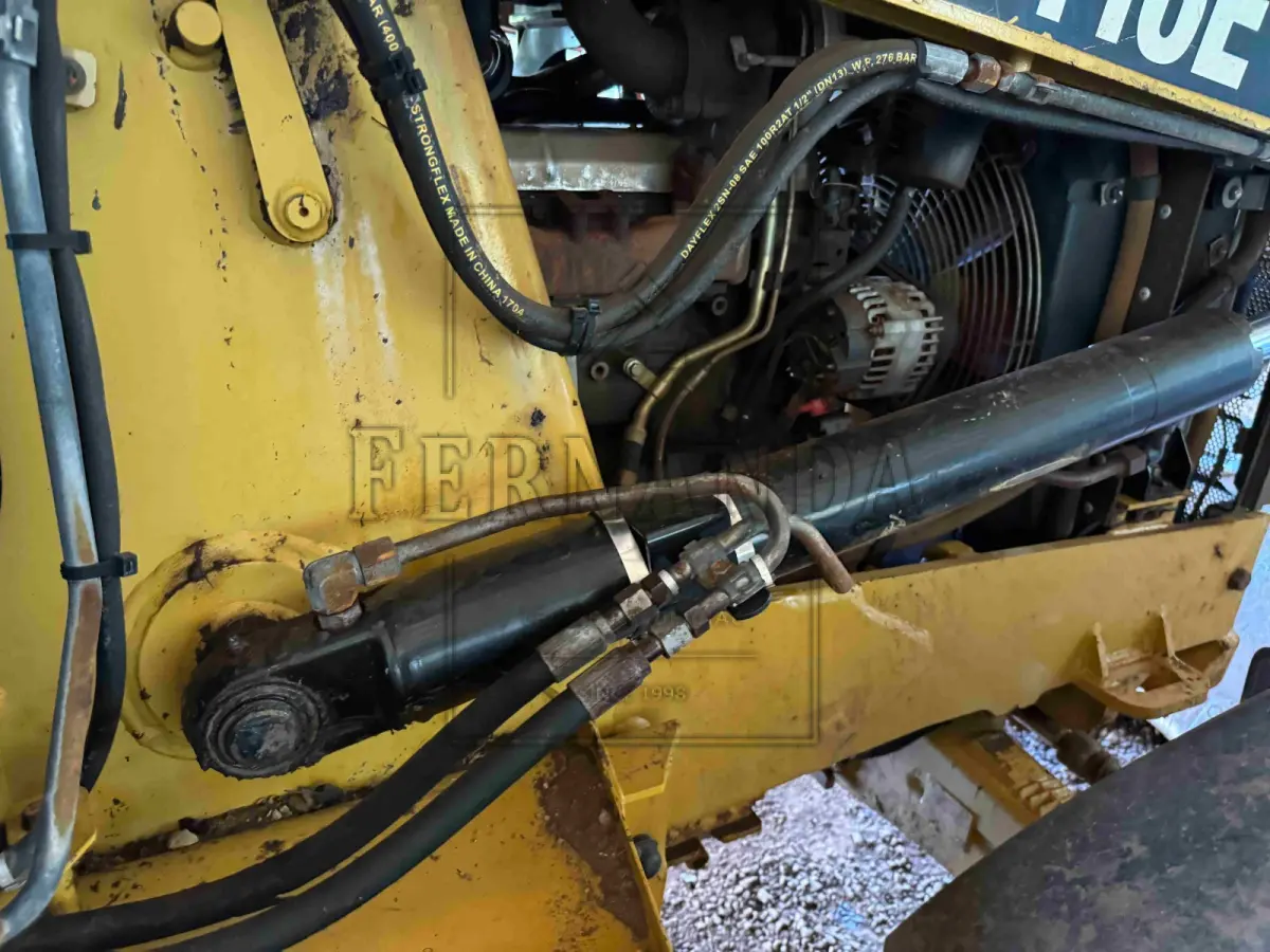LOTE 006 - Retroescavadeira, marca Caterpillar, modelo 416E, ano 2014.