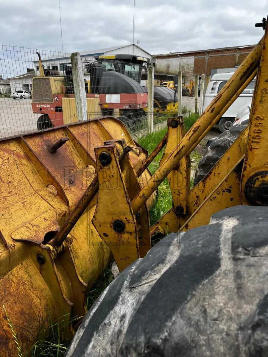 LOTE 001 - TRATOR DE RODAS, M.A./ CATERPILLAR, ESPÉCIE TRAÇÃO, ANO/MODELO 1982/1982, PLACA IJK2824. AVALIADO EM R$ 17.000,00.