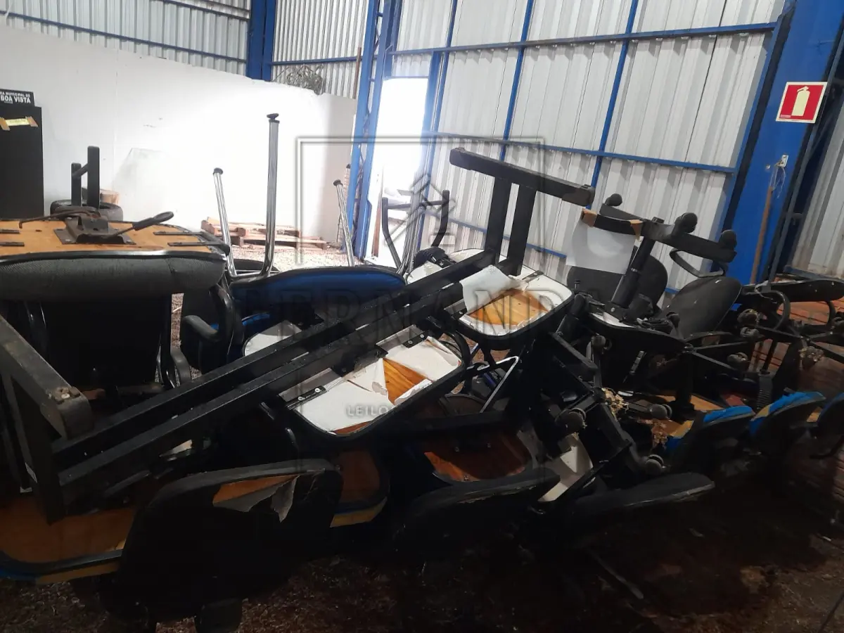 LOTE 012 - Lote de cadeiras, longarinas e bancos estofados. Avaliado em R$ 1.334,00.