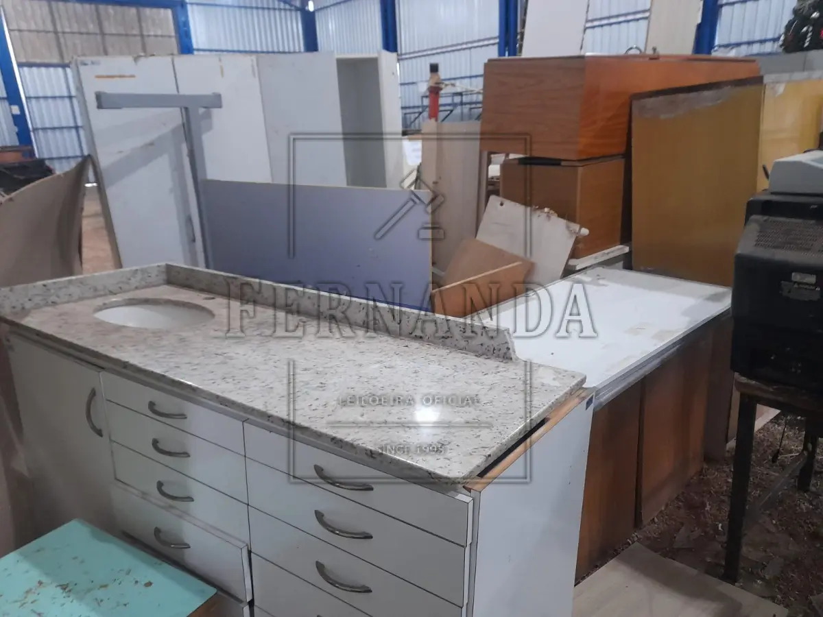 LOTE 015 - Lote de Mobiliário em madeira, MDF e similares. Avaliado em R$ 1.636,50.