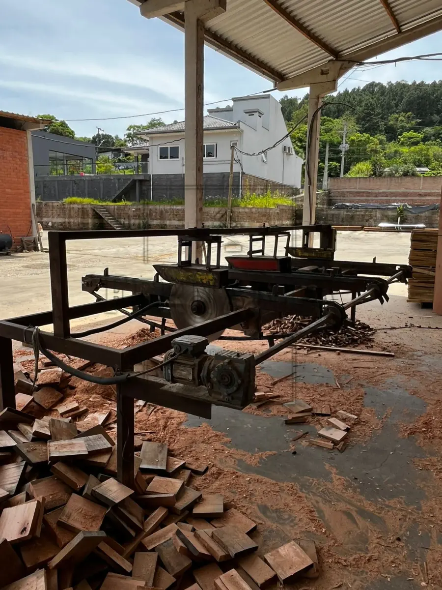 LOTE 003 - Um destopador para blocos e tábuas, sem marca aparente, em regular estado. Avaliado em R$ 15.000,00.