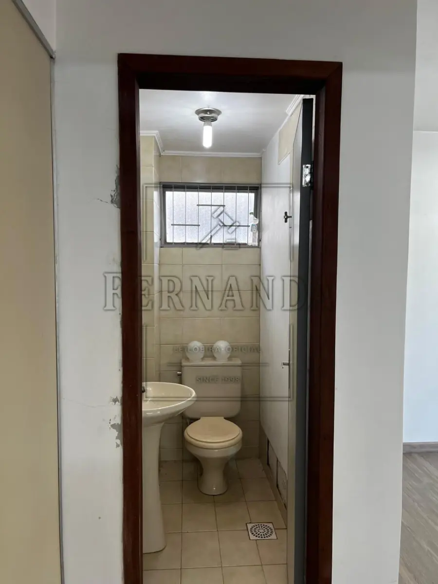 LOTE 003 - SANTO ÂNGELO/RS: Sala Comercial na Rua Três de Outubro, n° 256/202, Centro, Santo Ângelo/RS.  Matrícula n° 29.445. Avaliado em R$ 142.200,00.