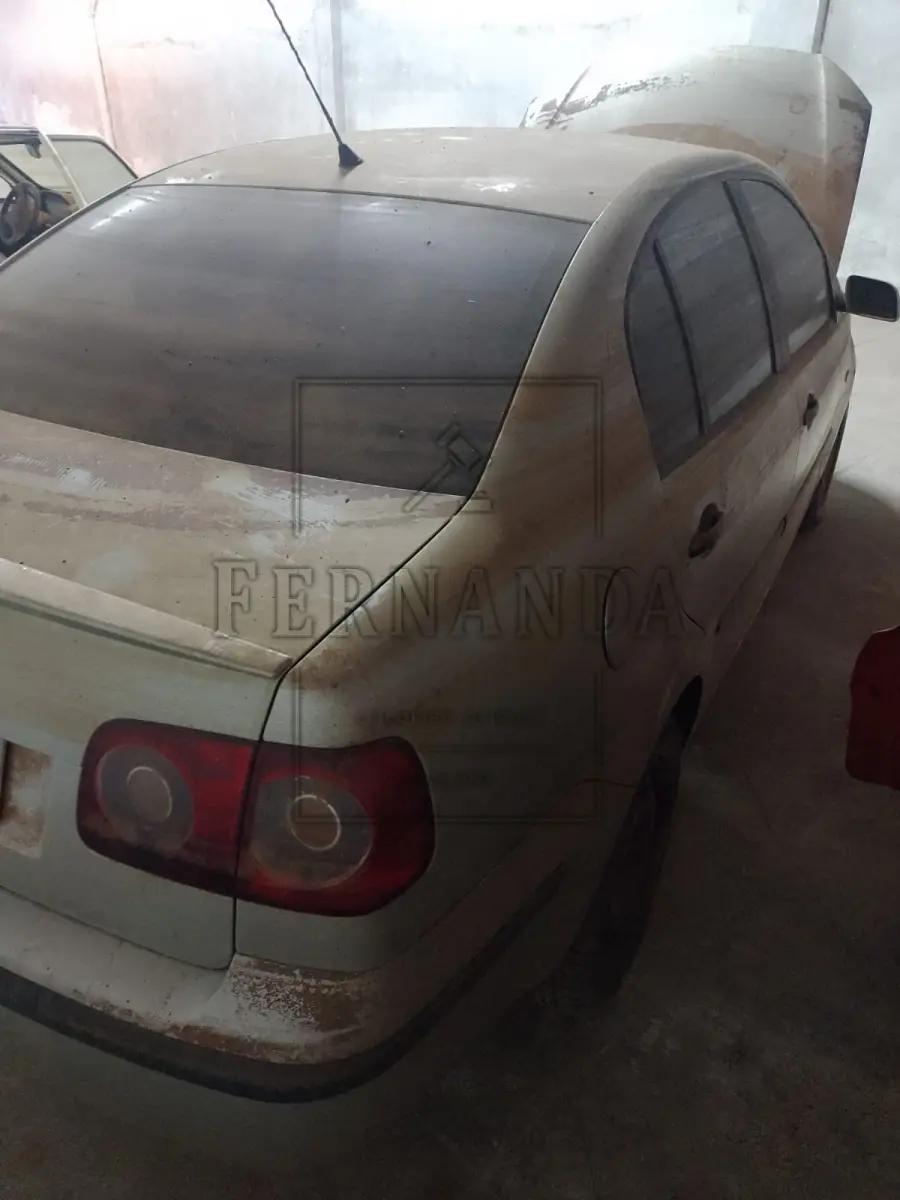 LOTE 001 - VEÍCULO DE ENCHENTE - VW Polo Sedan 1.6, ano/modelo 2006/2007, cor bege, placa AOI1798. Avaliado em R$23.000,00.