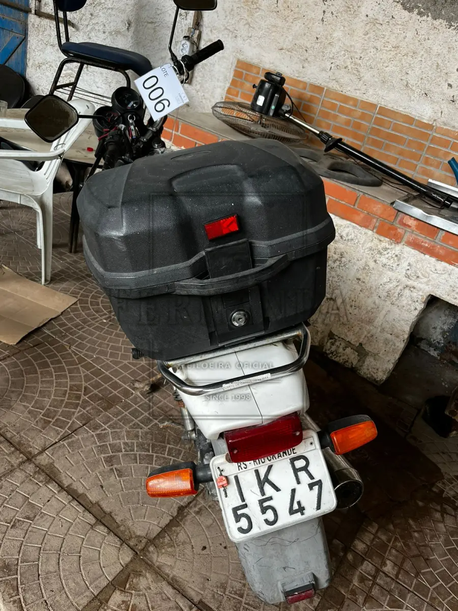 LOTE 006 - CG 125 CARGO HONDA, ANO/MODELO 2002/2002, PLACA IKR5547. AVALIADA EM R$ 1.100,00.