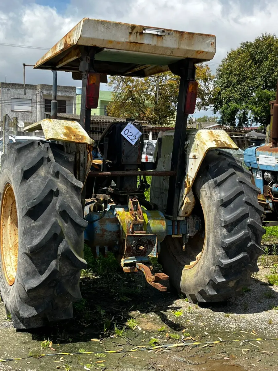 LOTE 022 - TRATOR AGRICOLA FORD HC9627, N° PATRIMÔNIO 16854 / 00215. AVALIADO EM R$ 3.500,00.