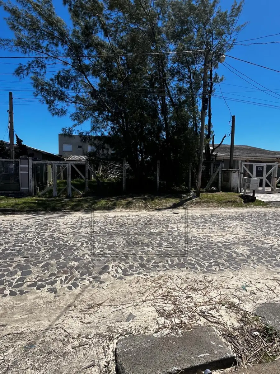 LOTE 002 - Imóvel de matrícula nº 8834, Inscrição Municipal: 17459, endereço: Rua Xanadu, 410, Nordeste, Imbé/RS. Avaliado em R$ 120.000,00 . 2º Leilão.