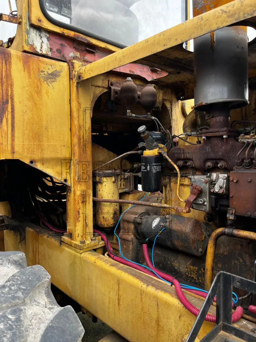 LOTE 001 - TRATOR DE RODAS, M.A./ CATERPILLAR, ESPÉCIE TRAÇÃO, ANO/MODELO 1982/1982, PLACA IJK2824. AVALIADO EM R$ 17.000,00.