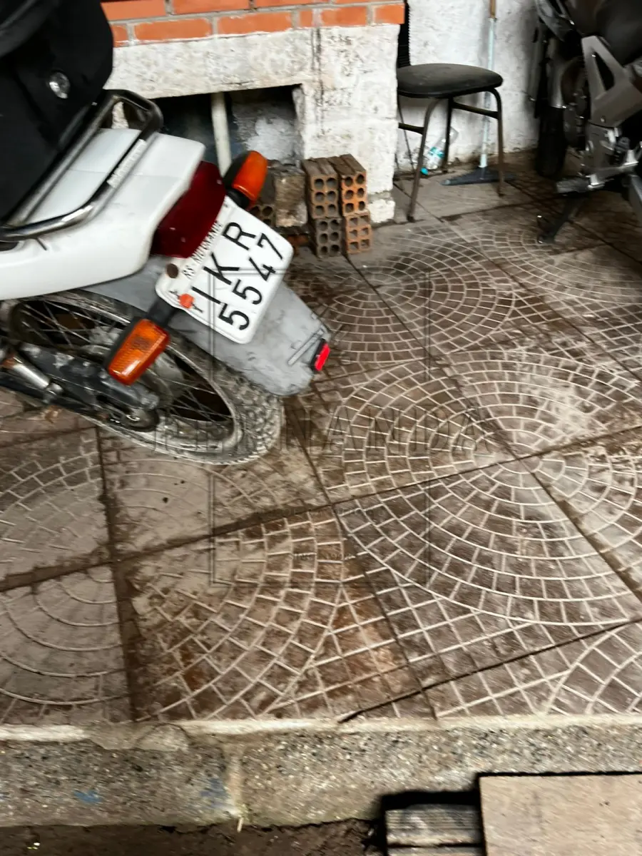 LOTE 006 - CG 125 CARGO HONDA, ANO/MODELO 2002/2002, PLACA IKR5547. AVALIADA EM R$ 1.100,00.