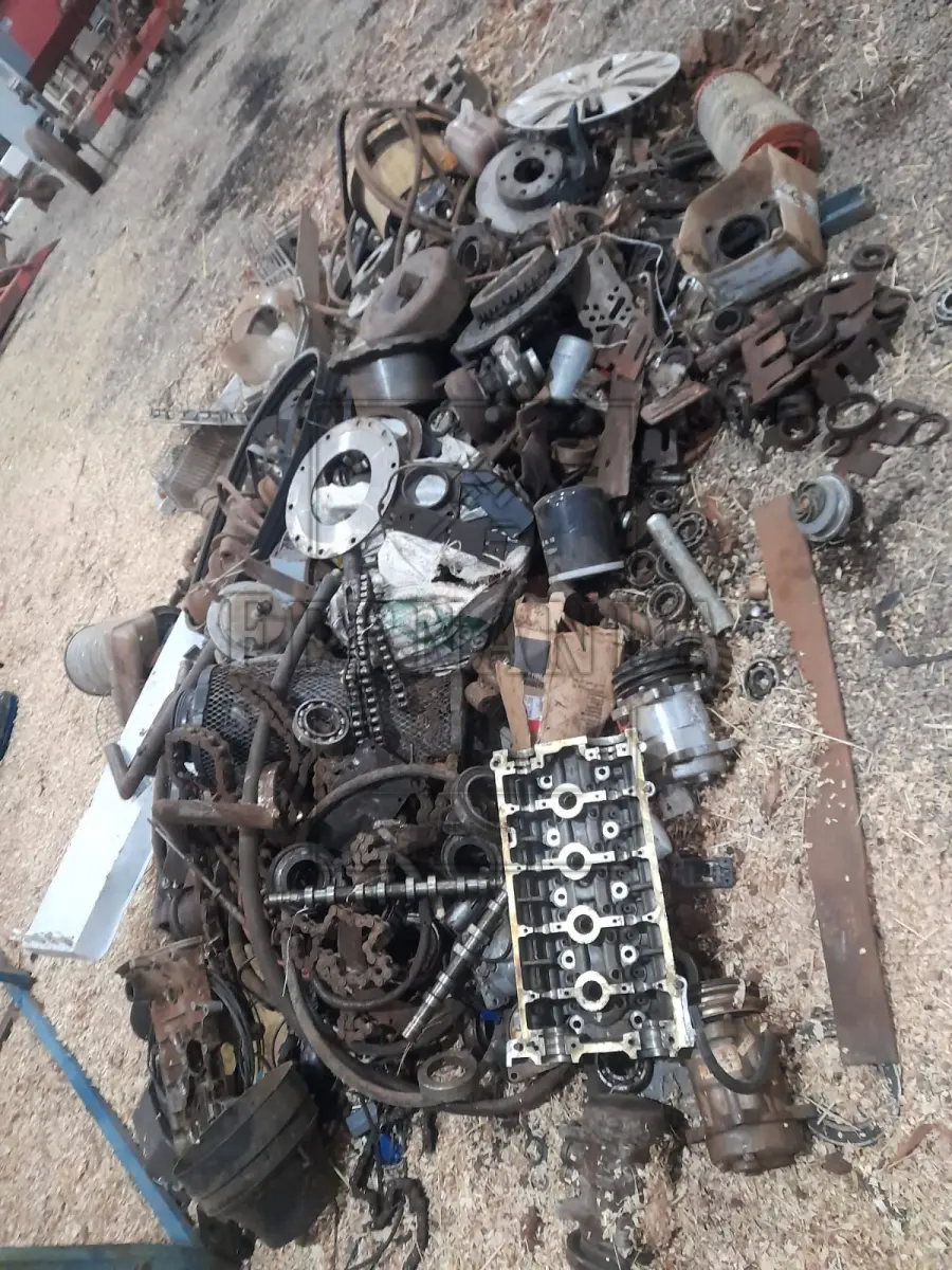 LOTE 011 - Lote de sucatas diversas. Avaliada em R$ 400,00.