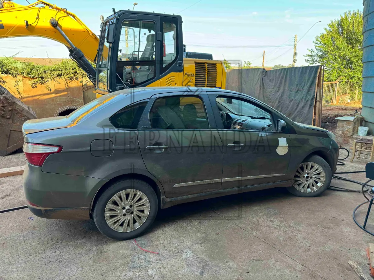 LOTE 007 - Veículo marca Fiat, modelo Siena Essence 1.6, cor cinza, ano 2016, modelo 2016, combustível álcool/gasolina, placas IXP-0260.