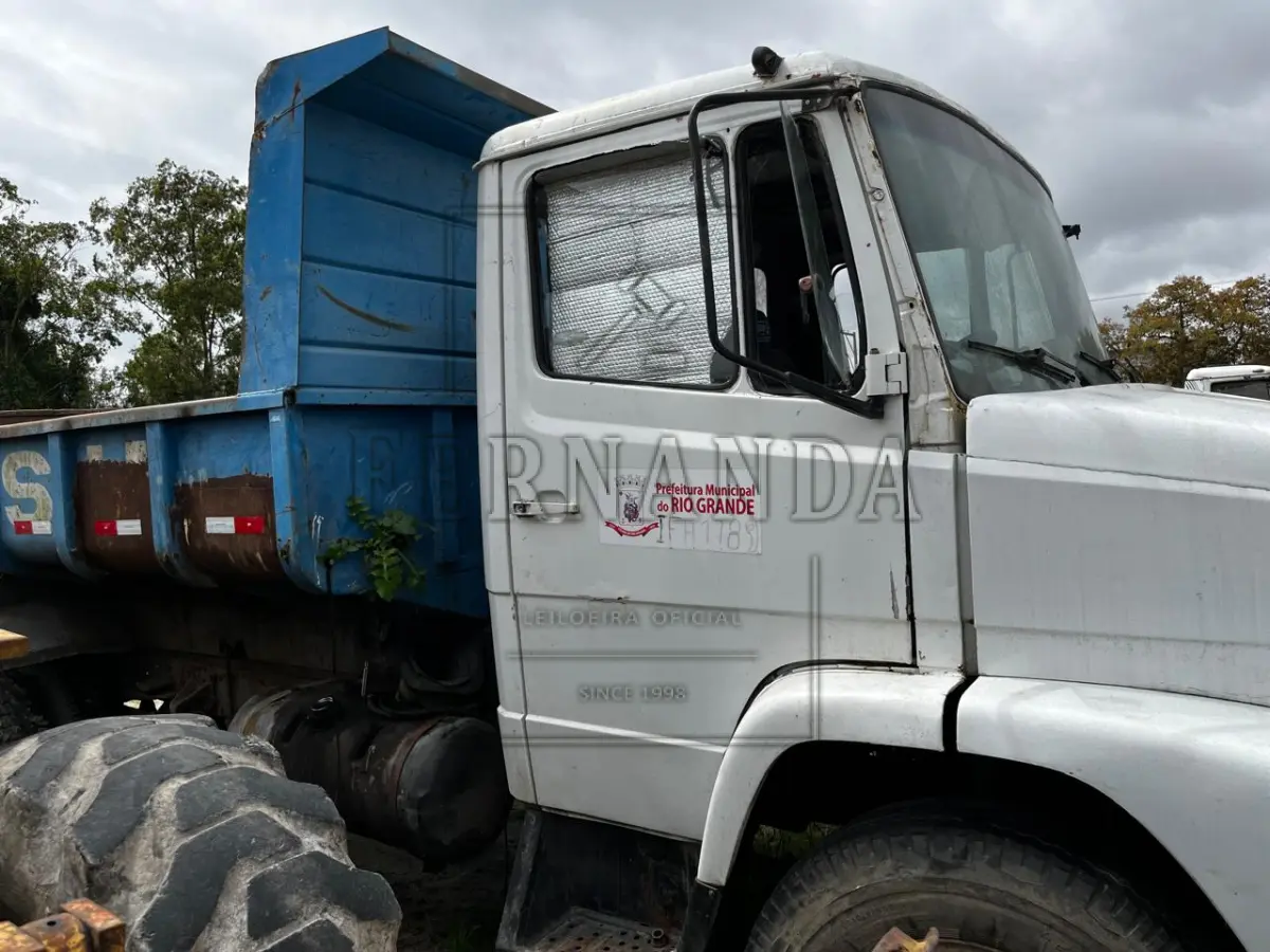 LOTE 011 - CAMINHÃO MERCEDES BENZ L 1113 -1214, ANO/MODELO 1991/1991, PLACA IFH1789. AVALIADO EM R$ 5.300,00.