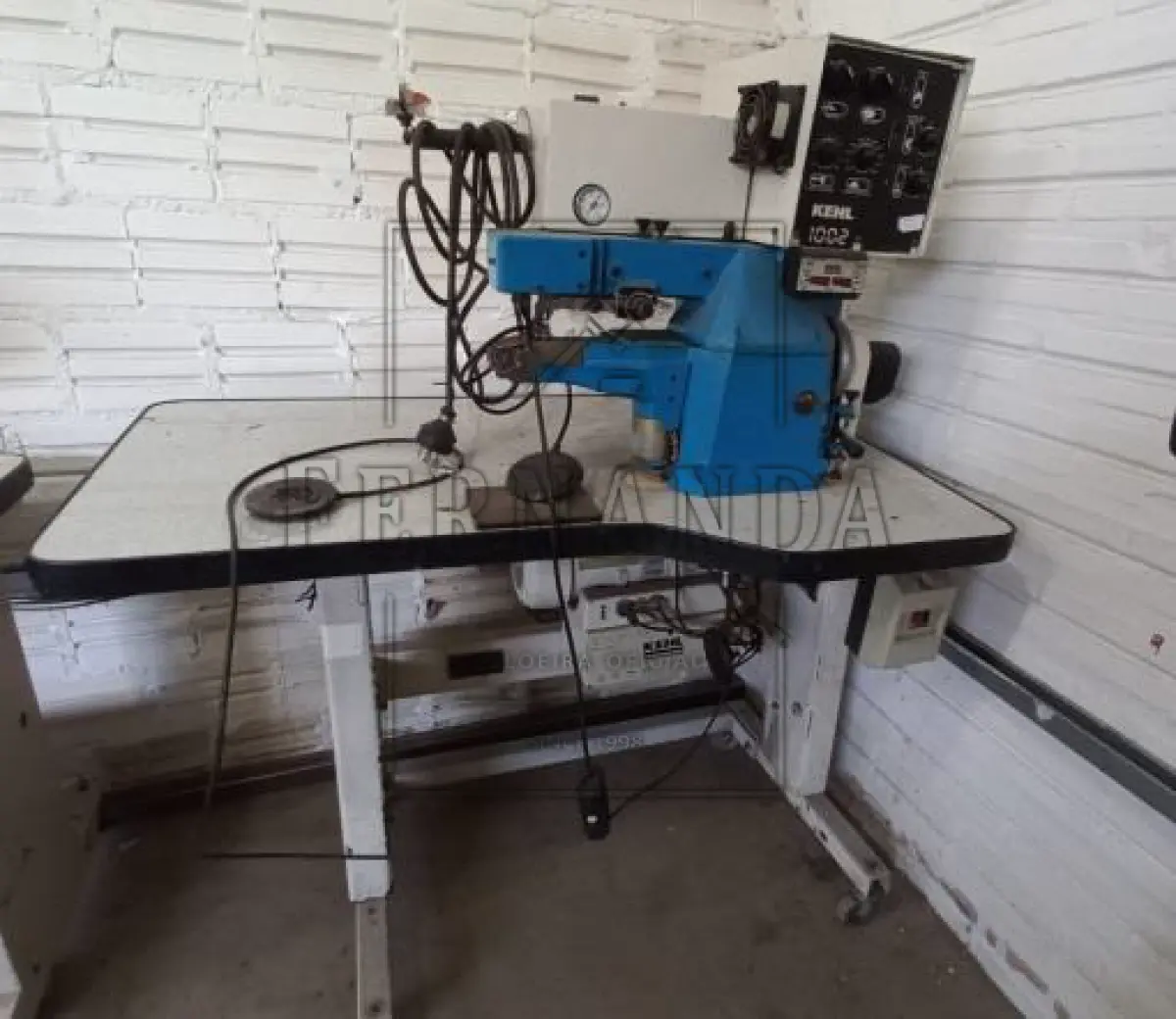 LOTE 037 - Máquina de virar borda de couro, marca Kehl, modelo 1010/701, n° 1002-1982. Avaliada em R$ 12.000,00. 2° Leilão