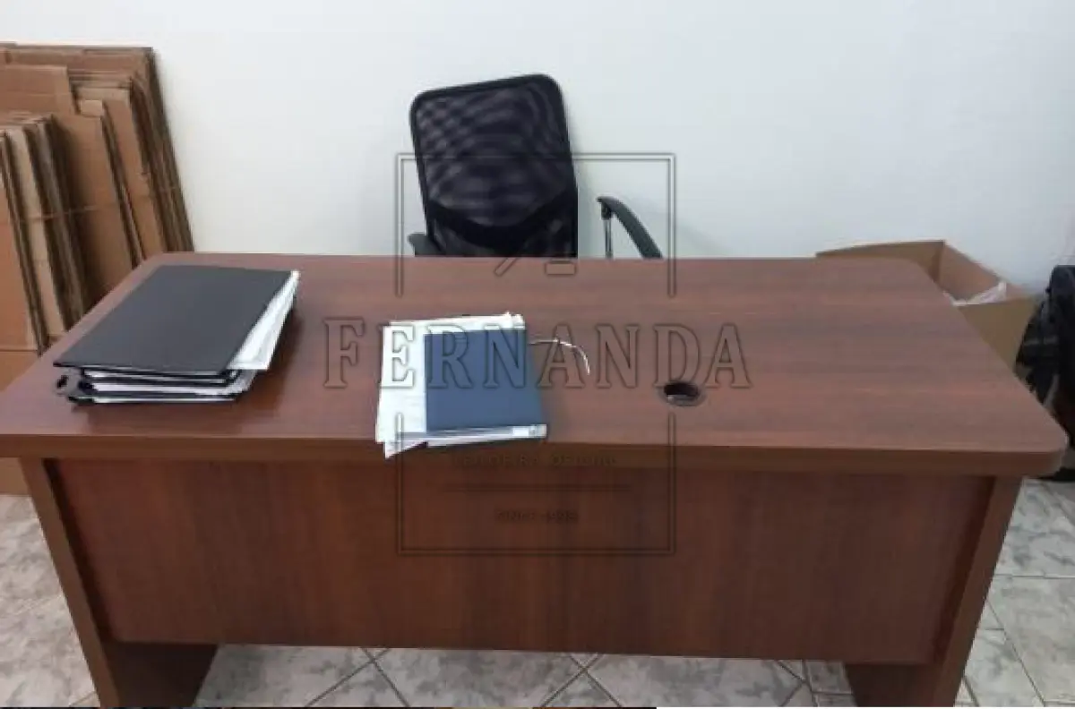 LOTE 064 - Escrivaninha de madeira, com 02 gavetas. Avaliada em R$ 200,00. 2° Leilão