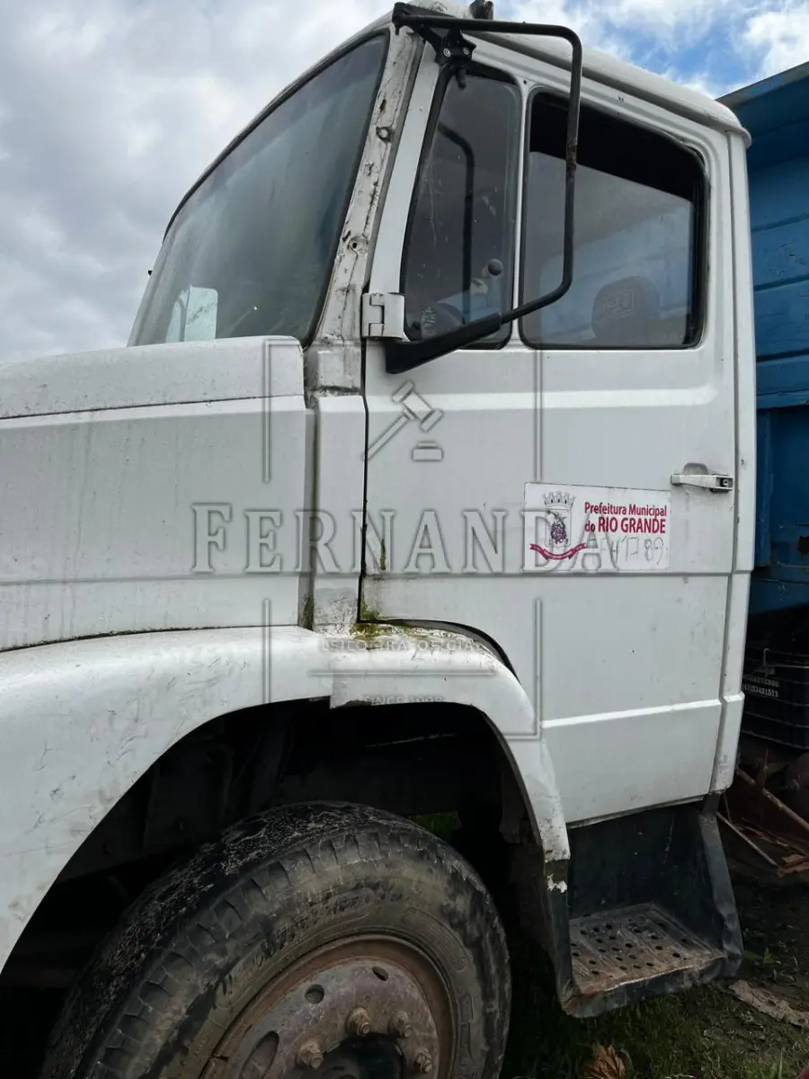 LOTE 011 - CAMINHÃO MERCEDES BENZ L 1113 -1214, ANO/MODELO 1991/1991, PLACA IFH1789. AVALIADO EM R$ 5.300,00.