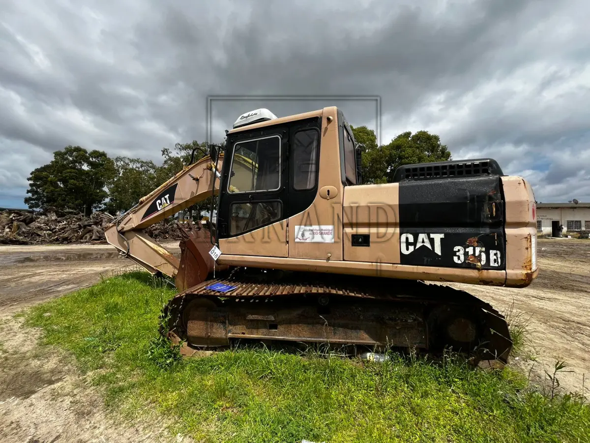 LOTE 018 - ESCAVADEIRA HIDRAULICA 315 M.A/CATERPILLAR, ANO/MODELO 1998/1998, PLACA IIK1529. AVALIADA EM  R$ 26.000,00.