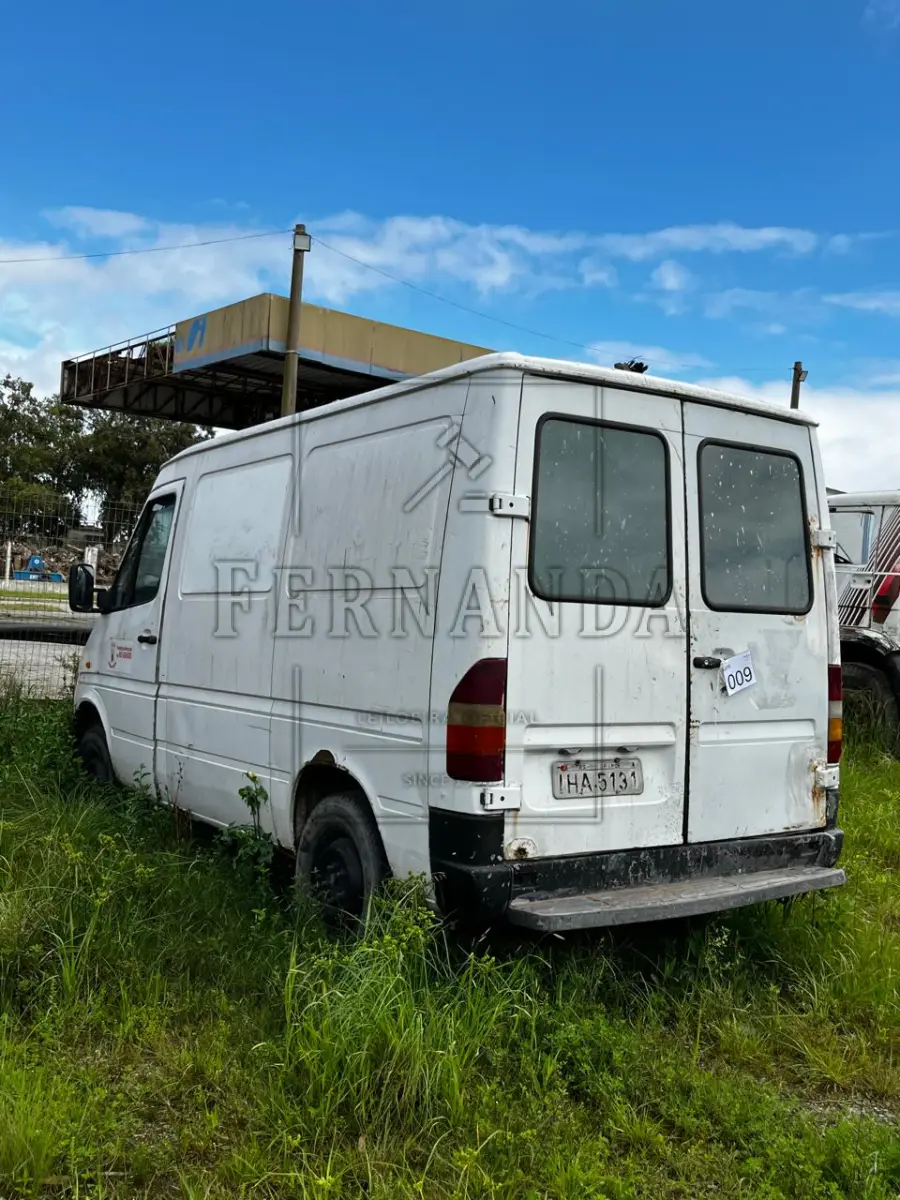 LOTE 009 - 310 D SPRINTER F AMBULÂNCIA MERCEDES BENZ, ANO/MODELO 1997/1997, PLACA IHA5131. AVALIADO EM R$ 1.700,00.