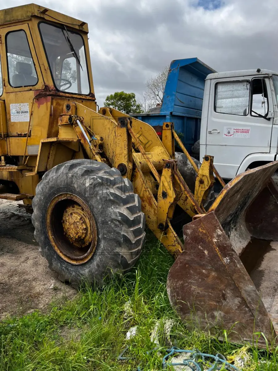 LOTE 001 - TRATOR DE RODAS, M.A./ CATERPILLAR, ESPÉCIE TRAÇÃO, ANO/MODELO 1982/1982, PLACA IJK2824. AVALIADO EM R$ 17.000,00.