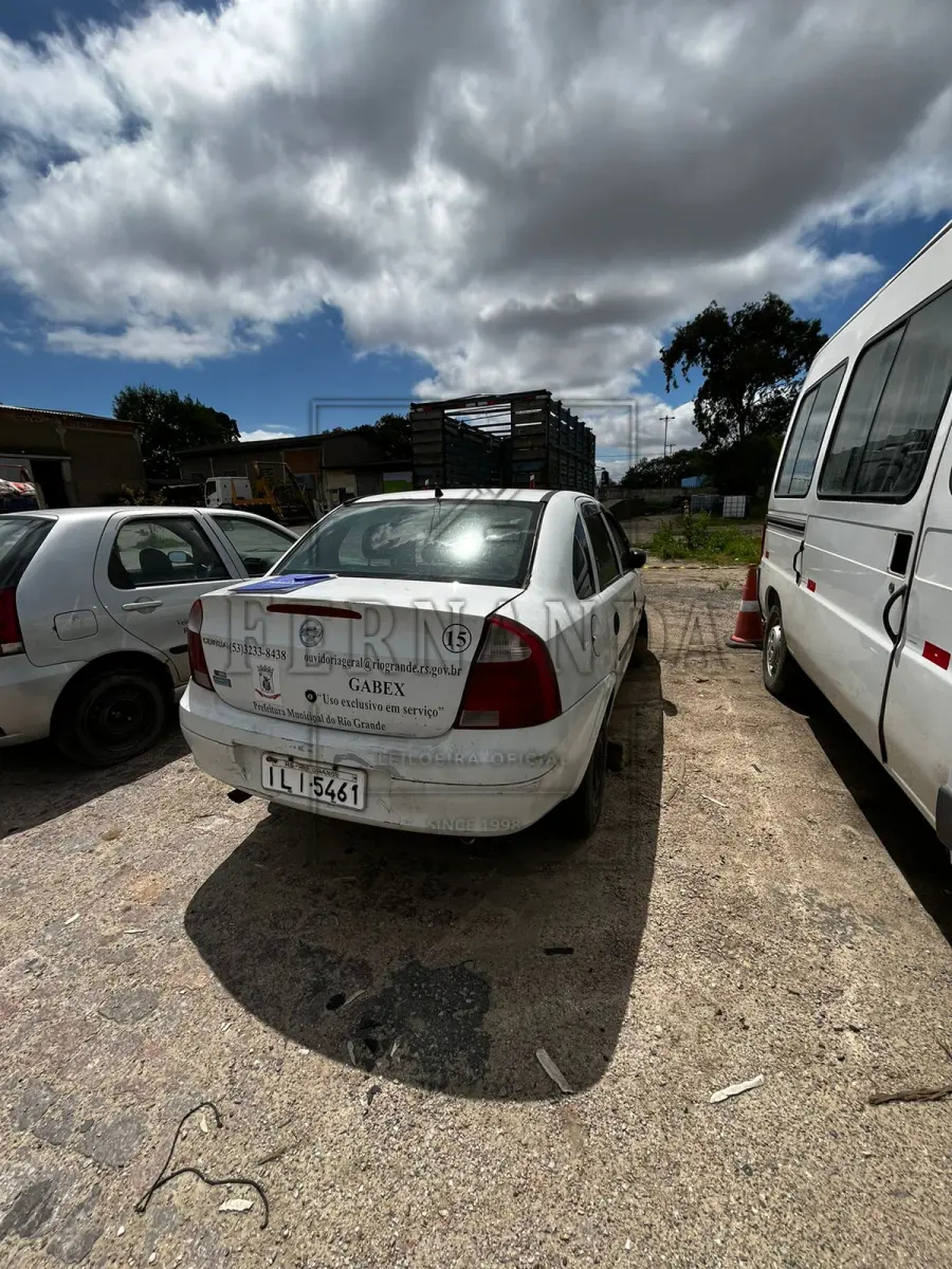 LOTE 015 - CHEVROLET CORSA SEDAN, ANO/MODELO 2003, PLACA ILI5461. AVALIADO EM R$ 1.100,00