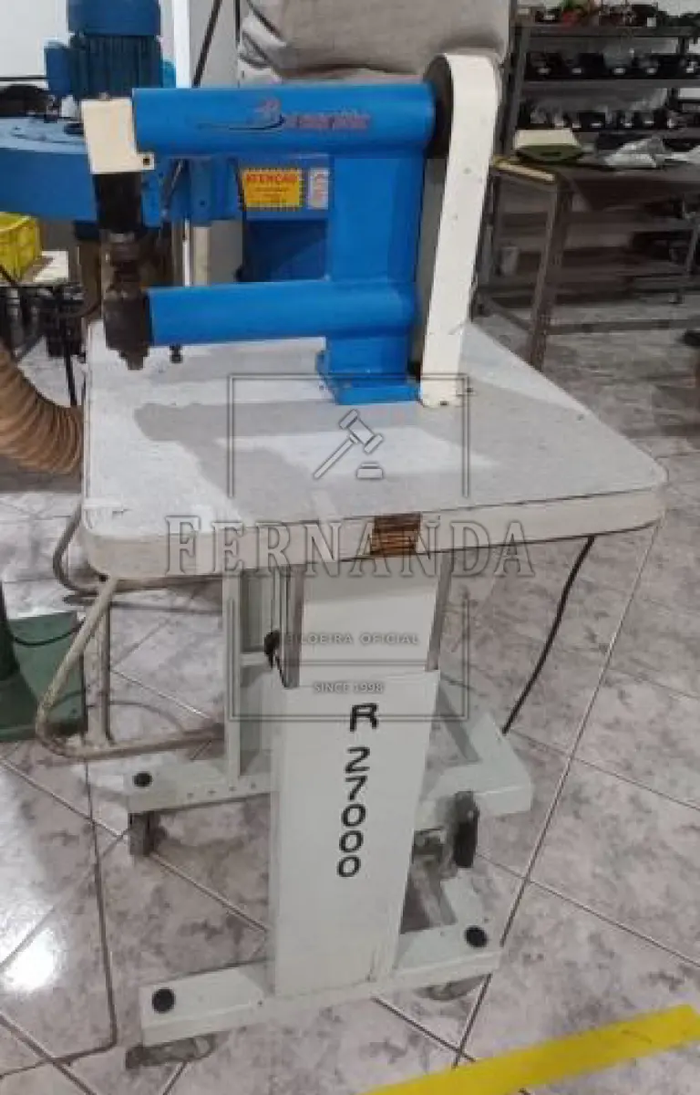 LOTE 011 - Máquina rebitadeira, Marca Bassotto. Avaliada em R$ 350,00. 2° Leilão.