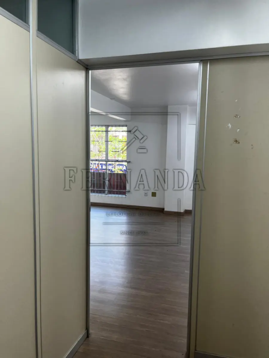 LOTE 003 - SANTO ÂNGELO/RS: Sala Comercial na Rua Três de Outubro, n° 256/202, Centro, Santo Ângelo/RS.  Matrícula n° 29.445. Avaliado em R$ 142.200,00.