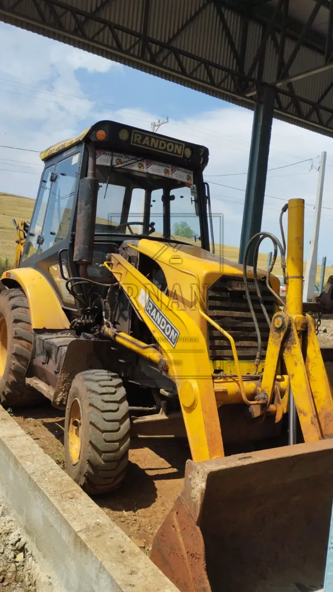 LOTE 002 - Retroescavadeira Randon RD 406 4x4, ano 2018, motor MWM X10. Avaliada em R$ 110.250,00.