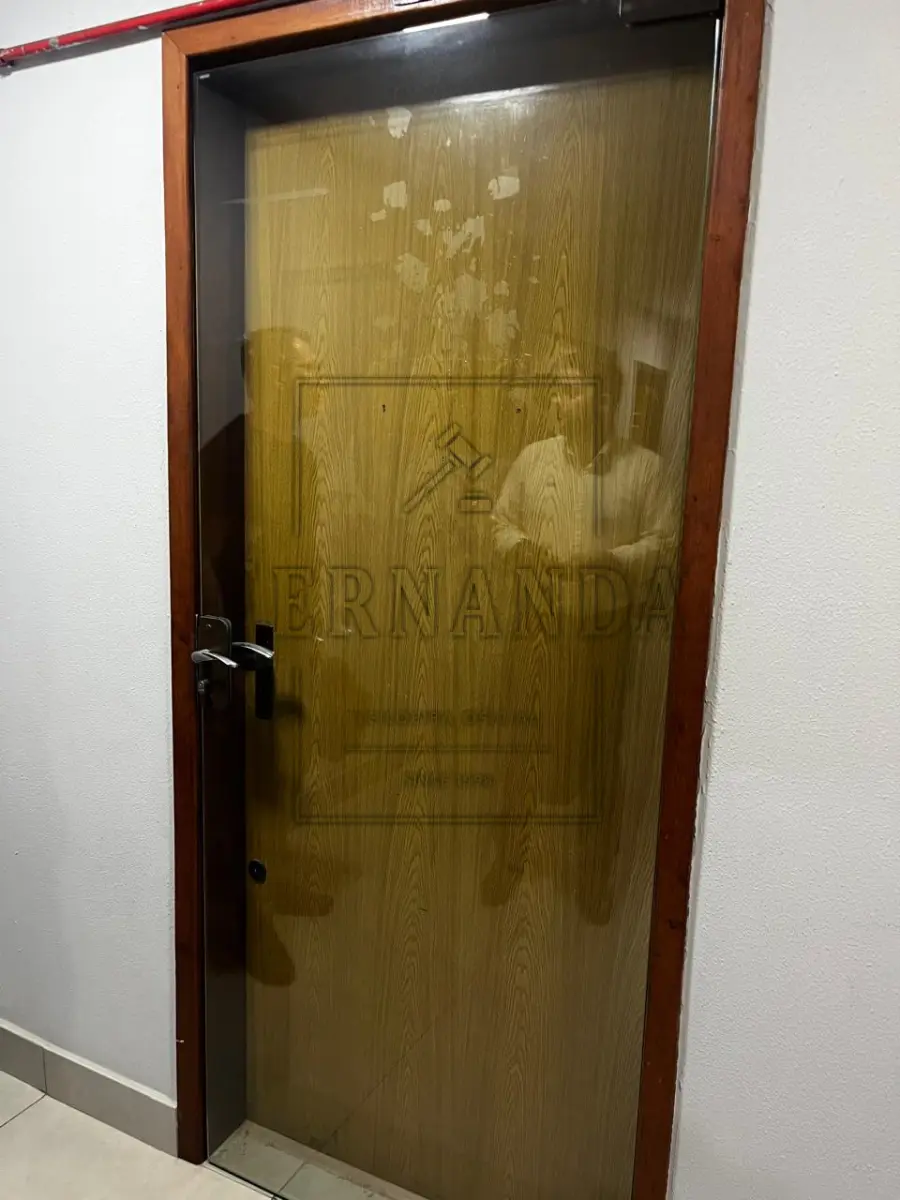 LOTE 003 - SANTO ÂNGELO/RS: Sala Comercial na Rua Três de Outubro, n° 256/202, Centro, Santo Ângelo/RS.  Matrícula n° 29.445. Avaliado em R$ 142.200,00.