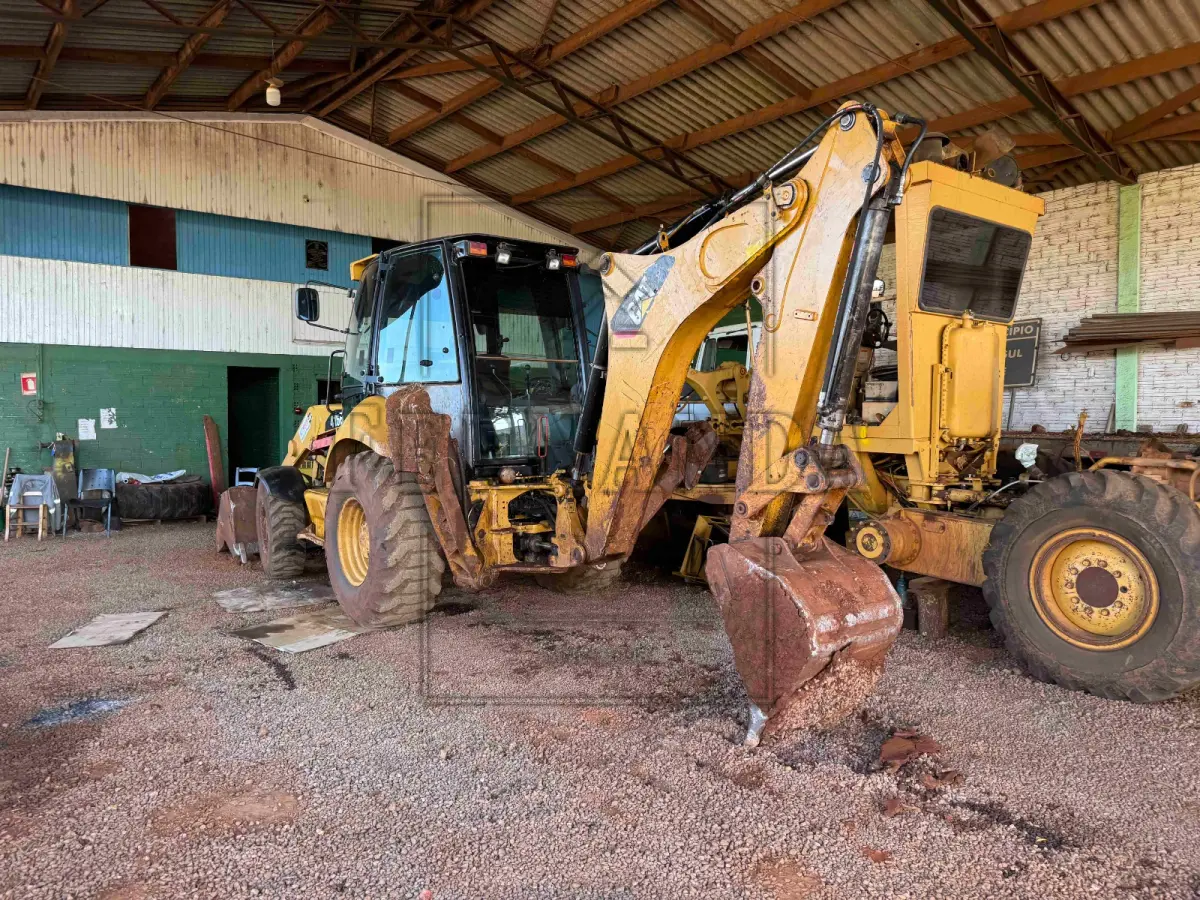 LOTE 006 - Retroescavadeira, marca Caterpillar, modelo 416E, ano 2014.