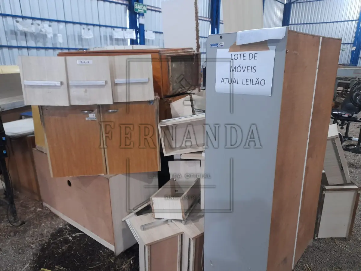 LOTE 015 - Lote de Mobiliário em madeira, MDF e similares. Avaliado em R$ 1.636,50.
