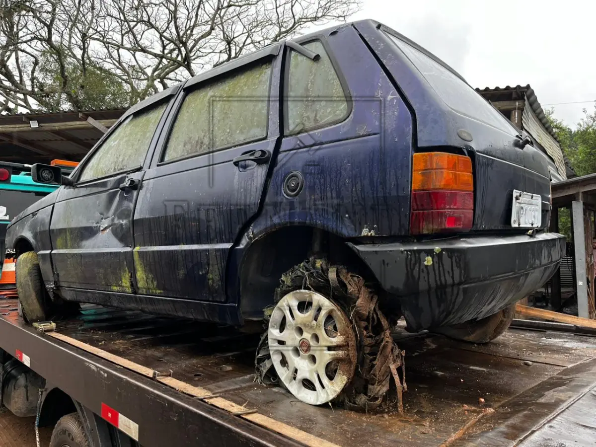 LOTE 001 - Veículo Fiat/Uno Mille SX, azul, ano/modelo 1997/1998, placas JNP0037. Avaliado em R$ 1.500,00.