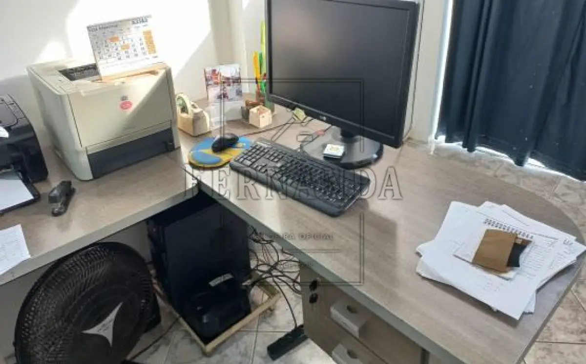 LOTE 063 - Escrivaninha de madeira, em formato de L, com 04 gavetas. Avaliada em R$ 500,00. 2° Leilão