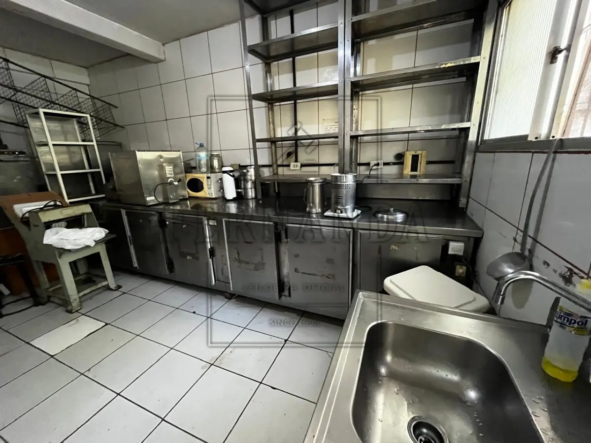 LOTE 001 - Dois balcões frigoríficos, marca Refrigeração Rio Branco, com seis portas grandes. Avaliados em R$ 40.000,00.