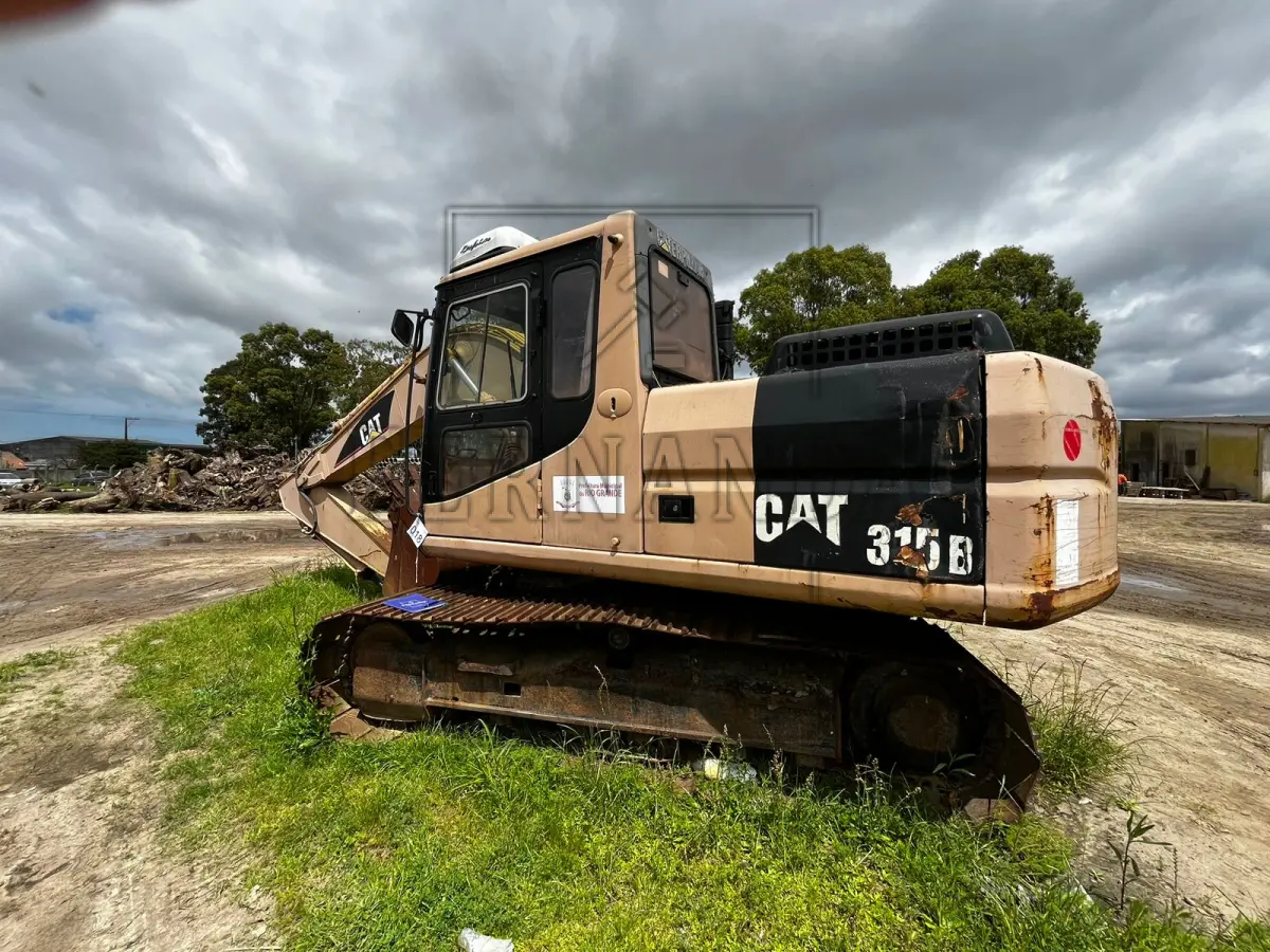LOTE 018 - ESCAVADEIRA HIDRAULICA 315 M.A/CATERPILLAR, ANO/MODELO 1998/1998, PLACA IIK1529. AVALIADA EM  R$ 26.000,00.