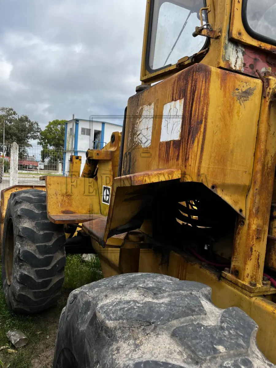 LOTE 001 - TRATOR DE RODAS, M.A./ CATERPILLAR, ESPÉCIE TRAÇÃO, ANO/MODELO 1982/1982, PLACA IJK2824. AVALIADO EM R$ 17.000,00.