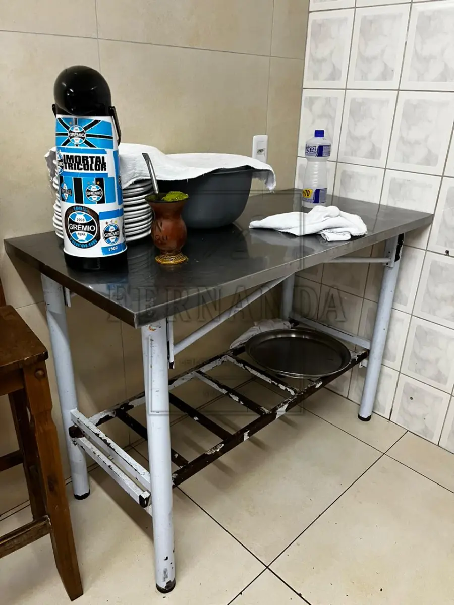 LOTE 008 - 01 (uma) mesa retangular com tampo inox, avaliado em R$ 180,00