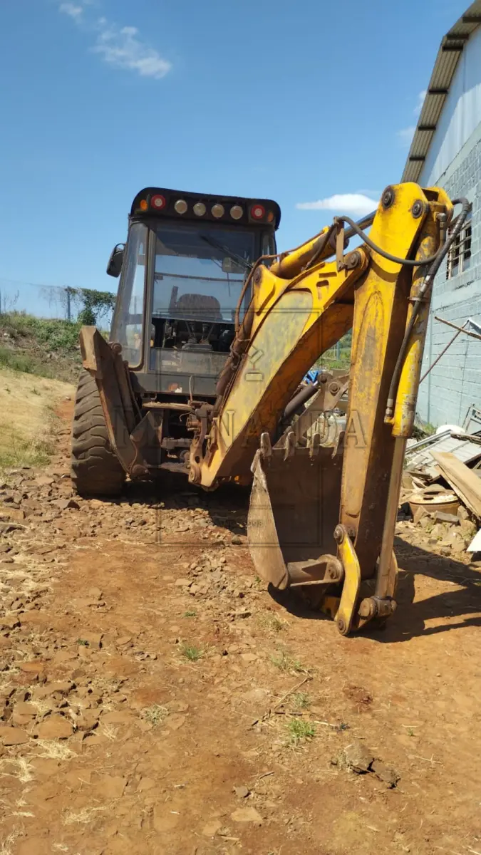 LOTE 002 - Retroescavadeira Randon RD 406 4x4, ano 2018, motor MWM X10. Avaliada em R$ 110.250,00.