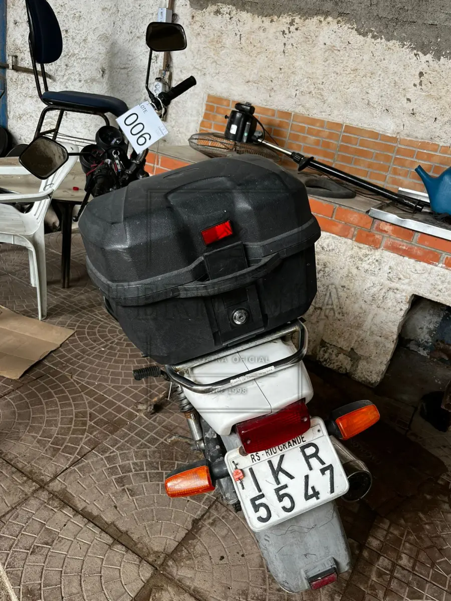 LOTE 006 - CG 125 CARGO HONDA, ANO/MODELO 2002/2002, PLACA IKR5547. AVALIADA EM R$ 1.100,00.