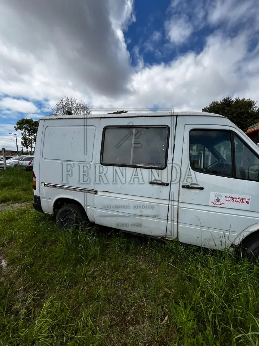 LOTE 009 - 310 D SPRINTER F AMBULÂNCIA MERCEDES BENZ, ANO/MODELO 1997/1997, PLACA IHA5131. AVALIADO EM R$ 1.700,00.